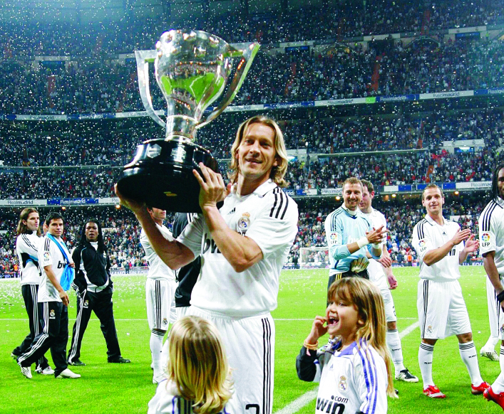 "■ ميشيل سالغادو لاعب ريال مدريد يحتفل بدوري الأبطال البيان"