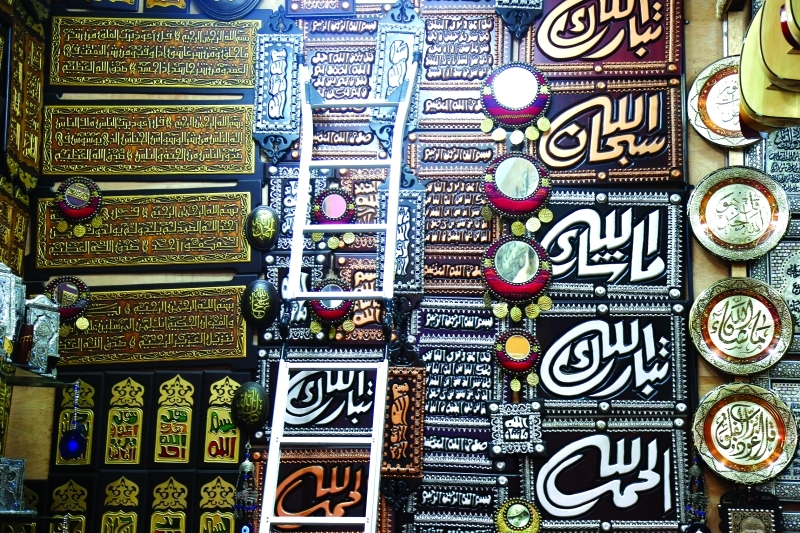 "■ لوحات تجذب الزوار"