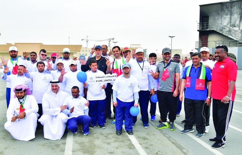 "الصايغ مع عدد من المشاركين في اليوم الرياضي/ البيان"
