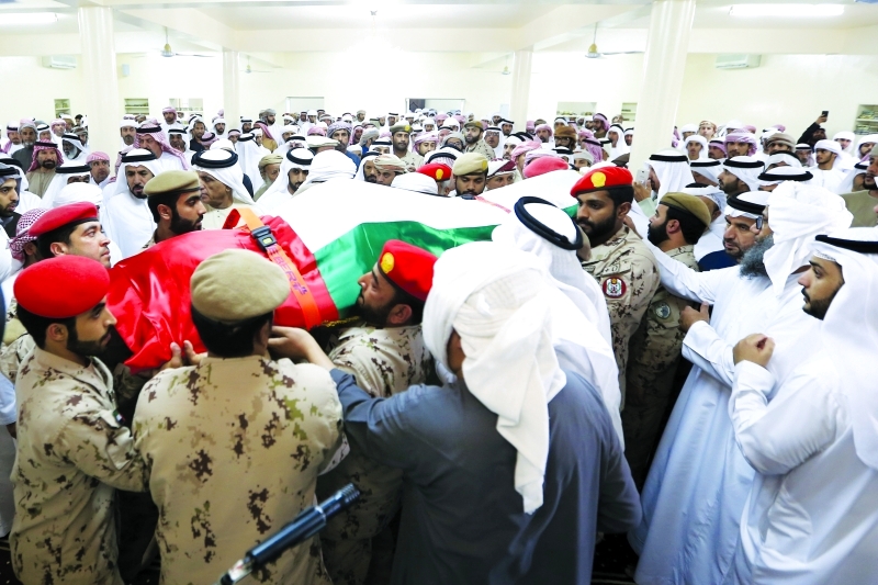 "ضباط وأفراد القوات المسلحة يحملون جثمان شهيد الوطن"