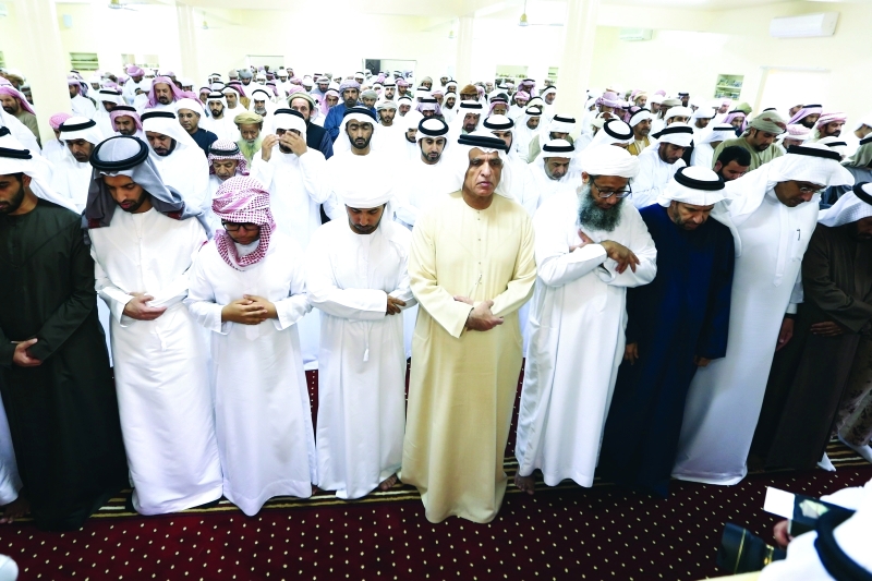 "سعود بن صقر ومحمد بن سعود يؤديان صلاة الجنازة على جثمان الشهيد جمعة الكعبي | البيان"