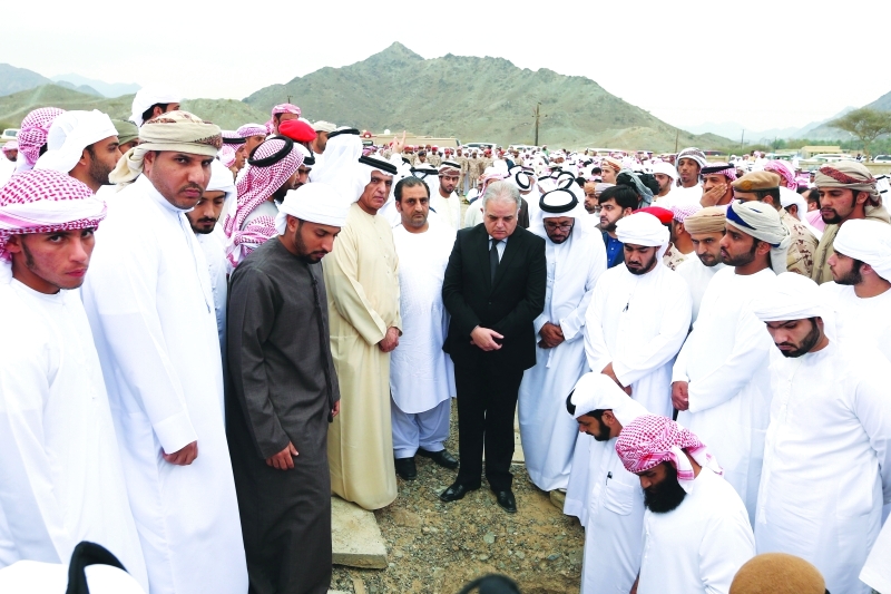 "حاكم رأس الخيمة يتقدم جموع المشيعين"
