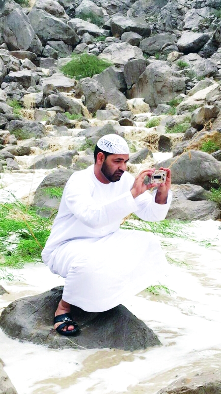 "إبراهيم الشحي أثناء رصده حالة الطقس ــ من المصدر"