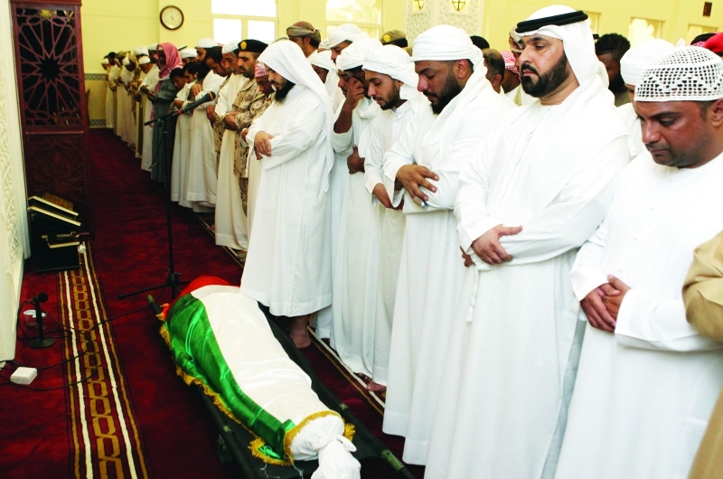 "■ جموع المشيعين يؤدون الصلاة على جثمان الشهيد نادر مبارك | تصوير- الوليد تاج السر"