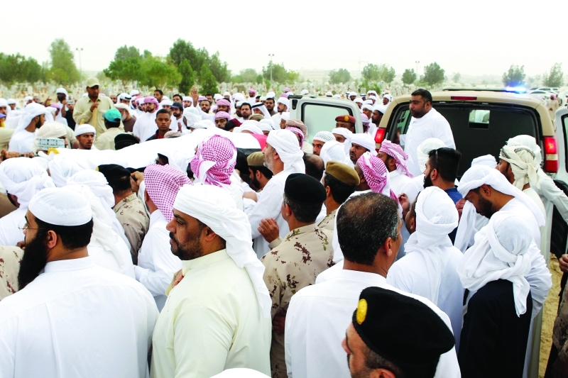 "■ خلال تشييع جثمان الشهيد نادر مبارك"
