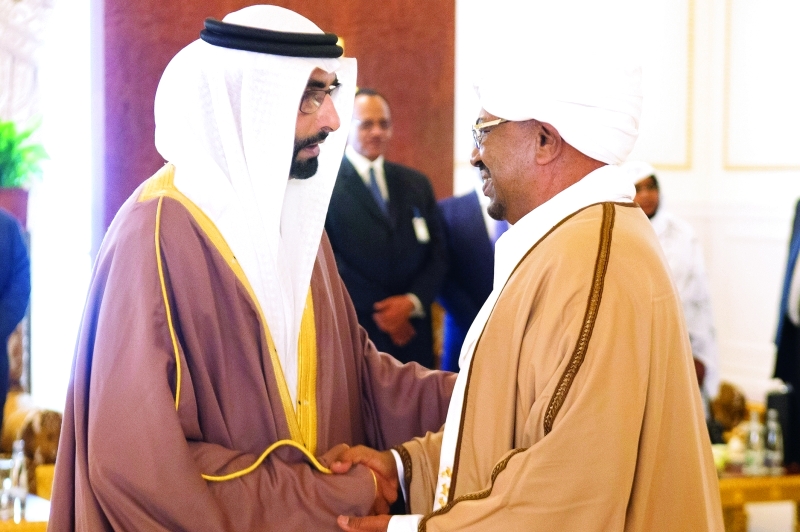 "■ الرئيس السوداني مصافحاً محمد البواردي"