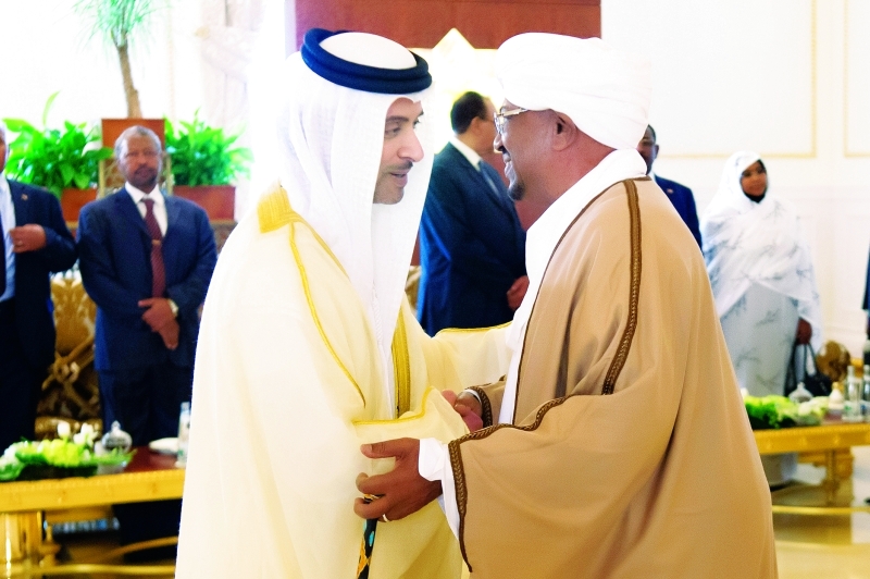 "■ عمر البشير مصافحاً هزاع بن زايد"