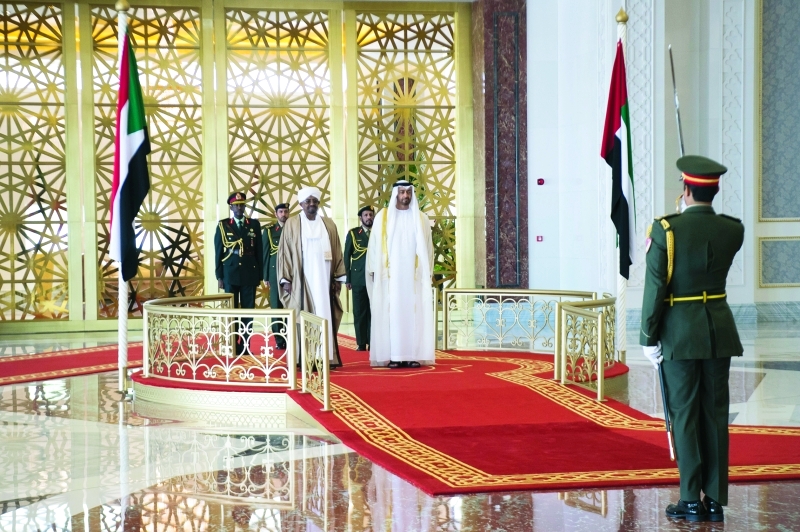 "■ محمد  بن زايد لدى استقباله عمر البشير"