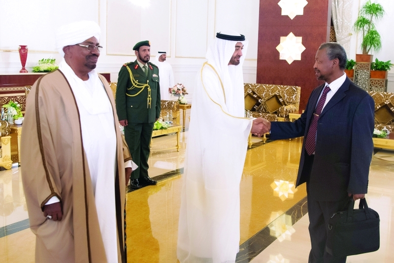 "■ محمد بن زايد يصافح الوفد المرافق للرئيس السوداني"