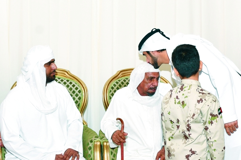 "■ حمدان بن محمد معزياً والد شهيد الوطن سليمان الظهوري"