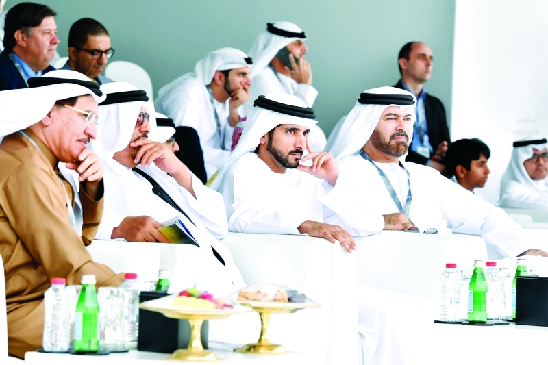 "حمدان بن محمد متابعاً المنافسات بحضور محمد القرقاوي وضاحي خلفان وعبد القادر الخياط | تصوير: محمد هشام"