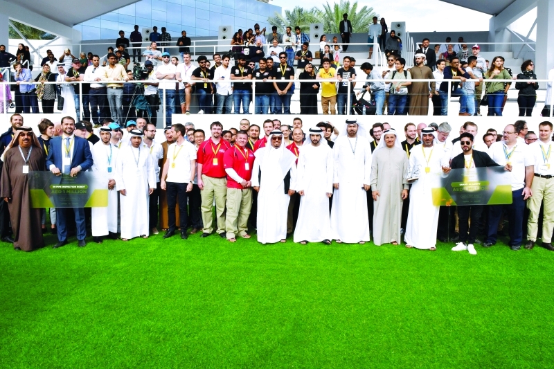 "حمدان بن محمد والقرقاوي والمنصوري وضاحي خلفان يتوسطون الفرق الفائزة"