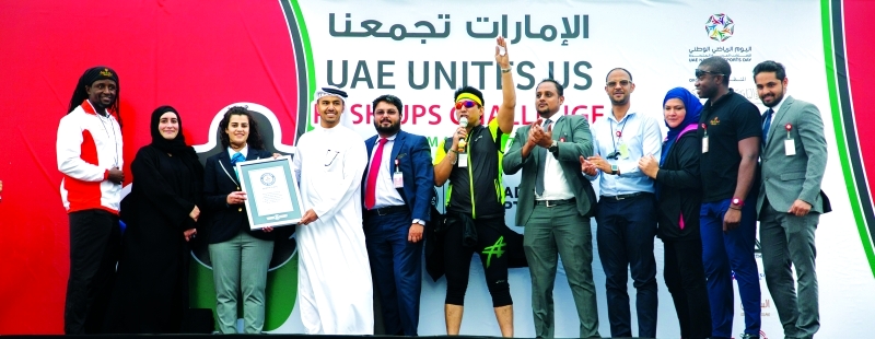 "■ تسليم شهادة غينيس لمدير البلدية  |  البيان"