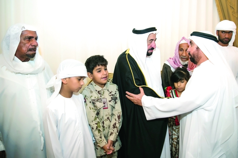"■ سلطان القاسمي يقدم واجب العزاء في الشهيد سليمان الظهوري"