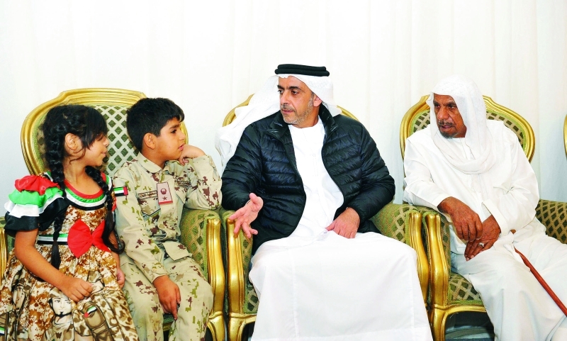 "■ سموه يواسي والد وأبناء الشهيد سليمان الظهوري"