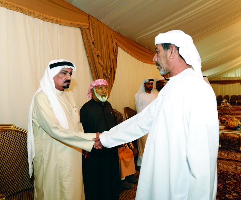 "حاكم عجمان خلال حضوره خيمة العزاء"