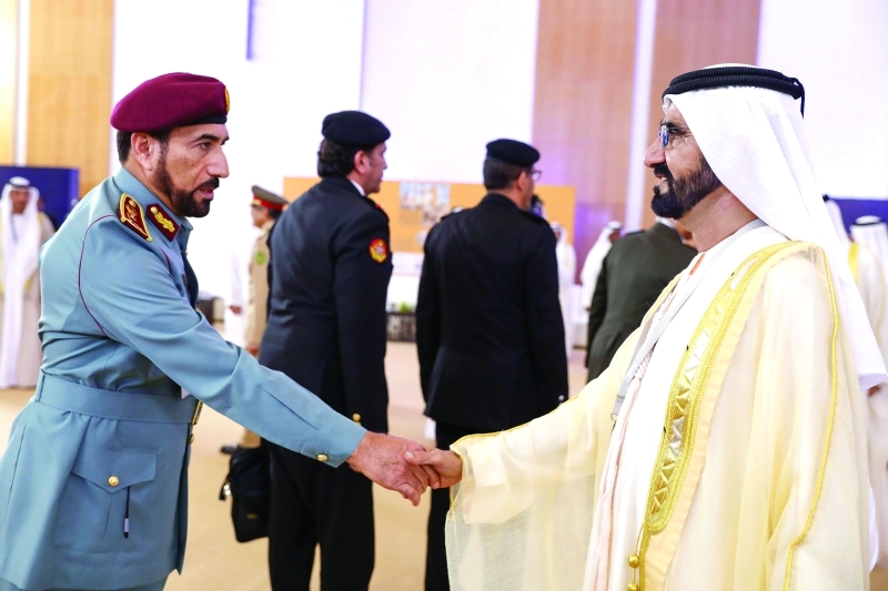 "محمد بن راشد مصافحاً سيف الشعفار"