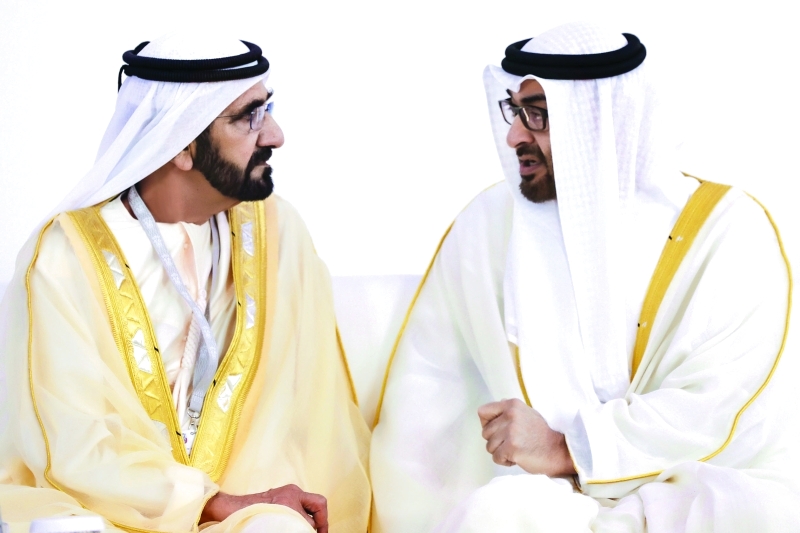 "■ محمد بن راشد ومحمد بن زايد يصافحان الوفود المشاركة"