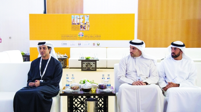 "■ منصور بن زايد وخلدون المبارك ومحمد المزروعي خلال اللقاء"