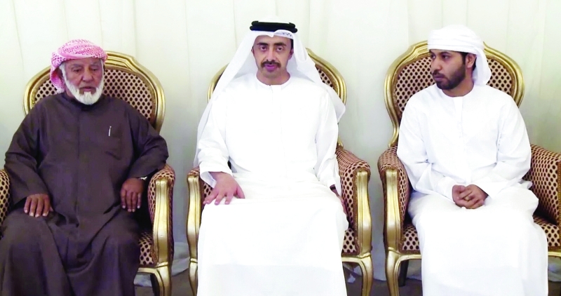 "■ عبدالله بن زايد يعزي ذوي الشهيد جمعة الكعبي"