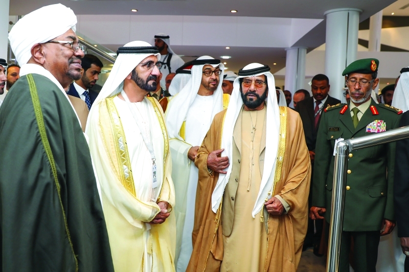 "محمد بن راشد ومحمد بن زايد وعمر البشير وطحنون بن محمد وحمد الرميثي خلال الجولة | تصوير: خليفة اليوسف"
