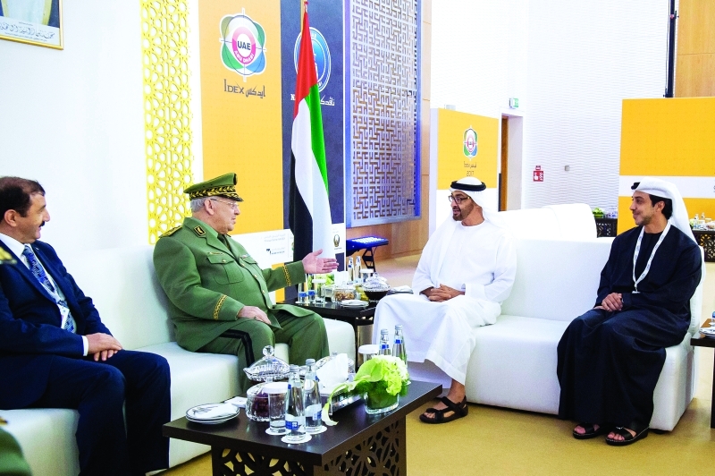 "■ محمد بن زايد في حديث مع أحمد قايد صالح بحضور منصور بن زايد | وام"