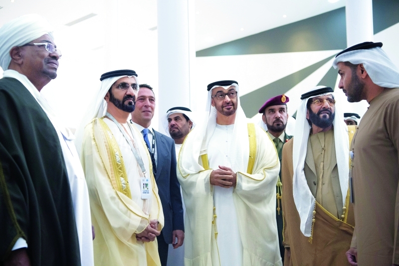 "■ محمد بن راشد ومحمد بن زايد خلال تفقدهما المعرض بحضور عمر البشير وطحنون بن محمد وسيف الهاجري"