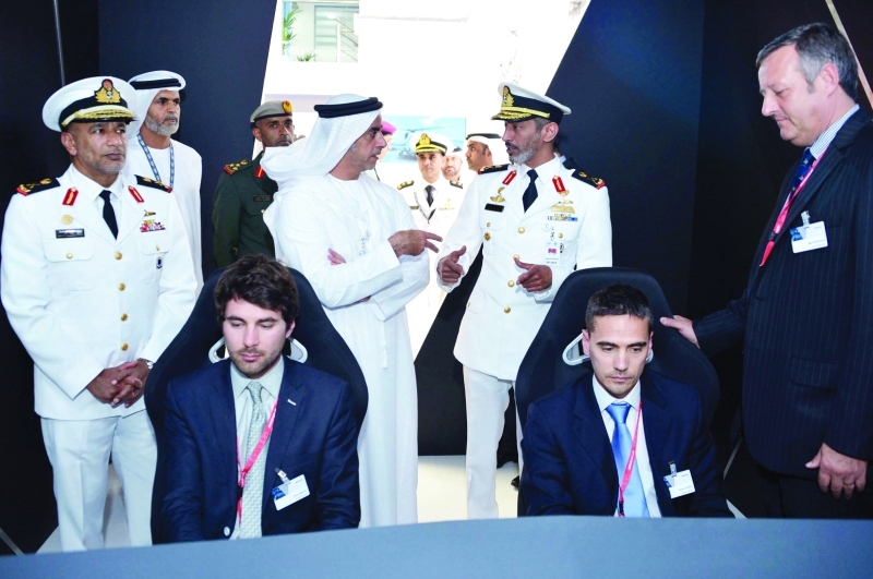 "■ سيف بن زايد يستمع لشرح من سعيد بن حمدان آل نهيان حول المعروضات بحضور المشرخ"