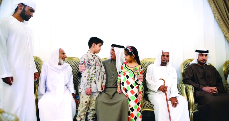 "■ وسعود بن صقر يعزي أسرة الشهيد سليمان الظهوري"