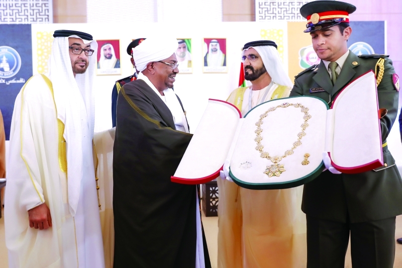"■ محمد بن راشد ومحمد بن زايد خلال تقليد عمر البشير وسام زايد | تصوير: خليفة اليوسف"