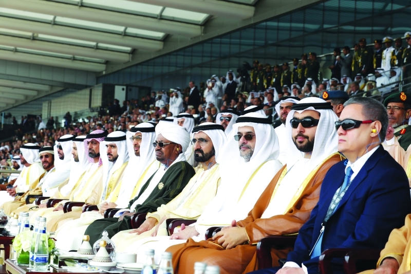 "■ محمد بن راشد ومحمد بن زايد وعمر البشير وحمدان بن محمد وسلطان بن محمد بن سلطان وعمار النعيمي وراشد بن سعود ومحمد بن سعود وسيف وسرور بن محمد وحمدان بن زايد | تصوير: خليفة اليوسف"