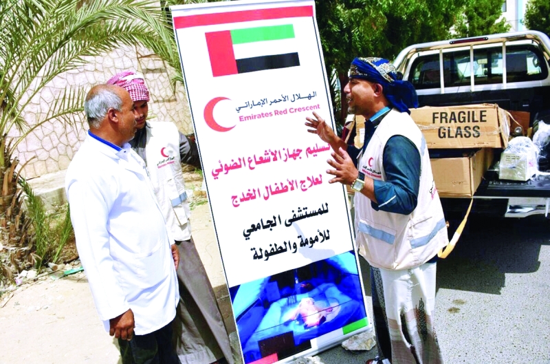 "Ⅶ ممثل الهلال الأحمر الإماراتي خلال تسليم الجهاز للمستشفى وام"