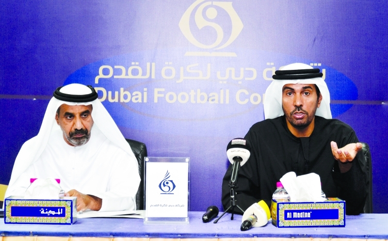"■ خليفة بن حميدان وراشد الهلي خلال المؤتمر الصحافي | البيان"