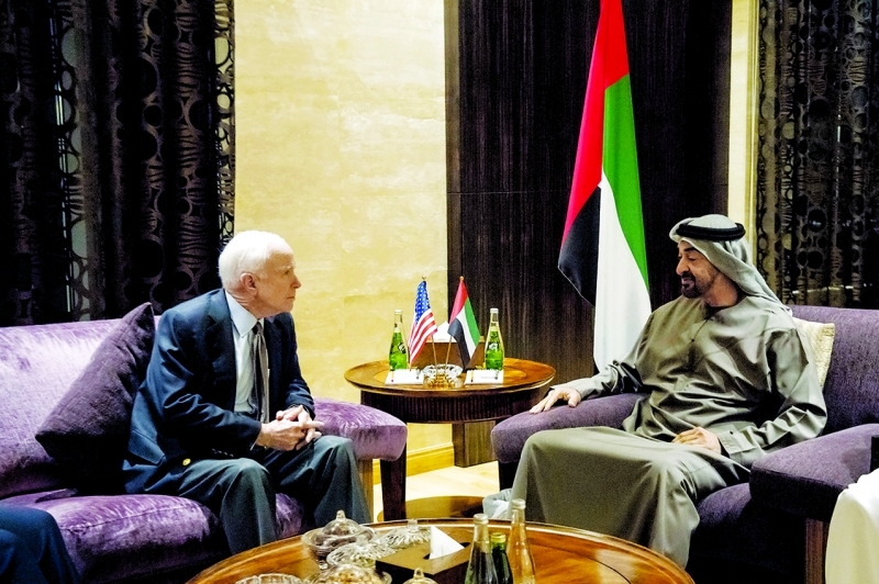 محمد بن زايد يبحث مع ماكين تعزيز العلاقات