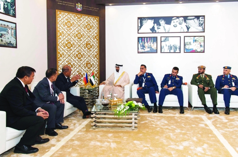 البواردي وقادة القوات المسلحة يلتقون المشاركين في «آيدكس»