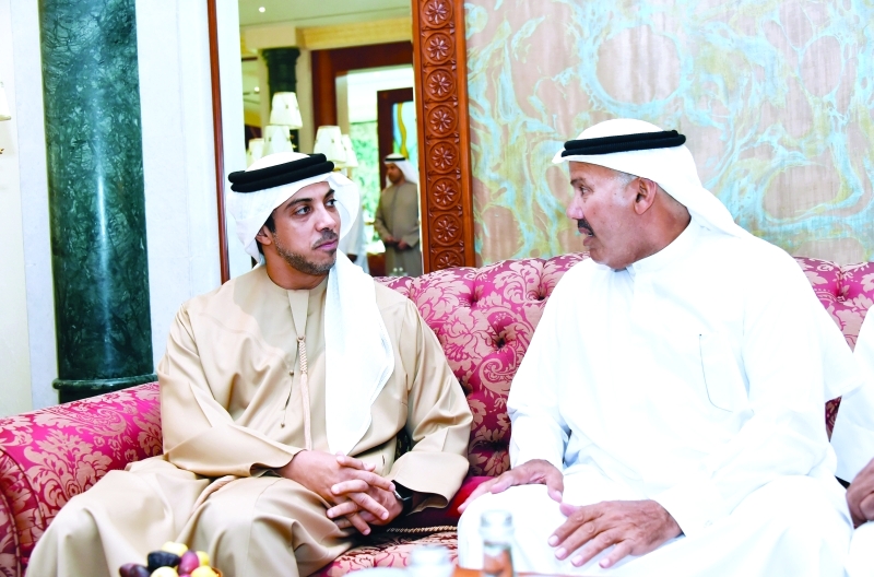 "منصور بن زايد خلال تقديم العزاء إلى مصبح الفتان | وام"