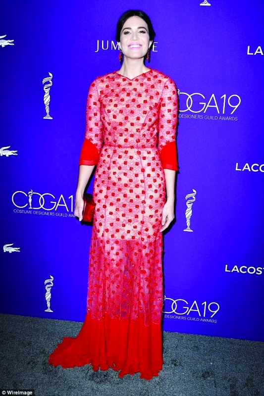 ثوب ماندي مور يخطف الأضواء  في حفل نقابة مصممي الأزياء الـ19