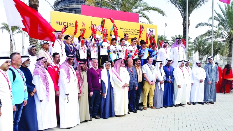 "■ خلال تتويج الفائزين في سباق الدراجات بالبحرين | البيان"