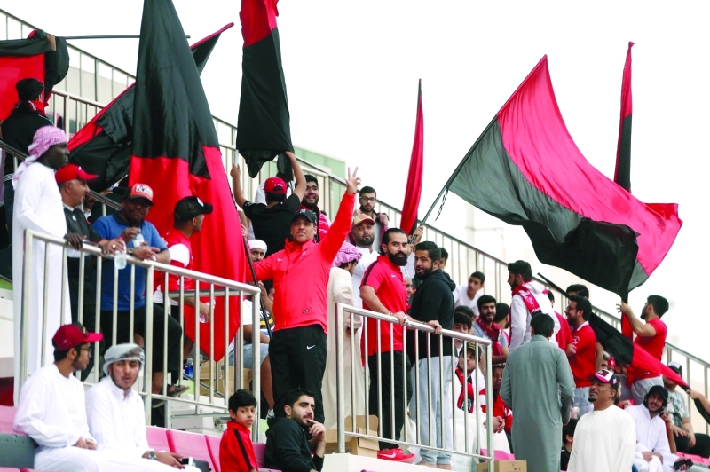"■ جماهير الأهلي تشجع اللاعبين في مدرجات استاد راشد | البيان"