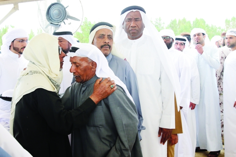 "■ ذوو الشهيد يتقبّلون التعازي"