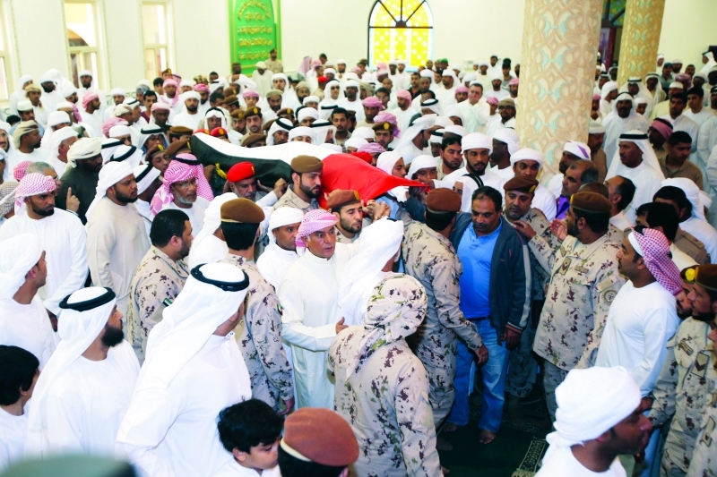 "■ جثمان الشهيد خالد البلوشي محمولاً على أكتاف رفاق السلاح وجموع المواطنين"