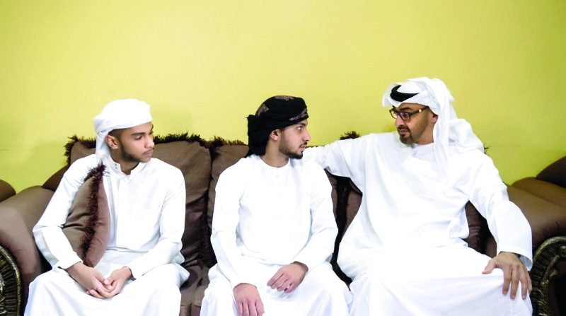 "محمد بن زايد في حديث مع أسرة الشهيد نادر سليمان"