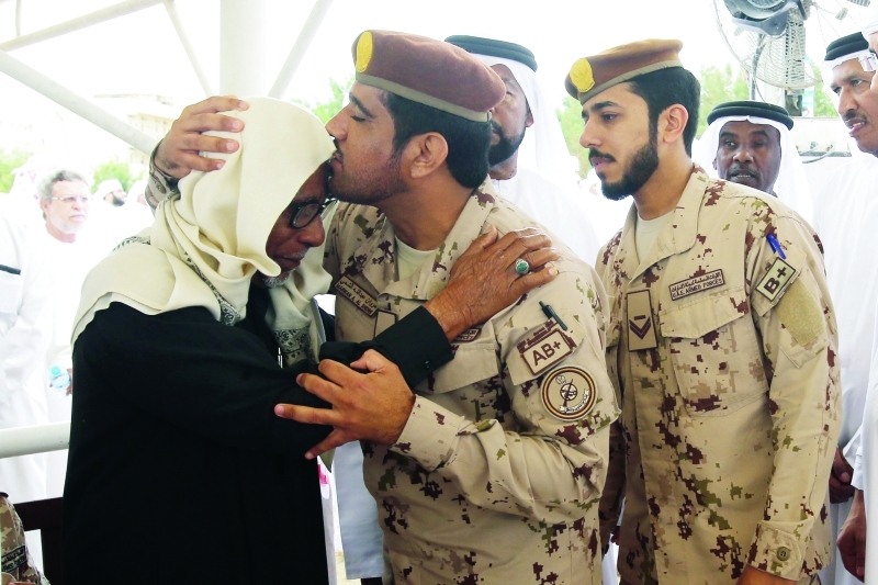 "■ رفاق الشهيد يواسون ذويه"