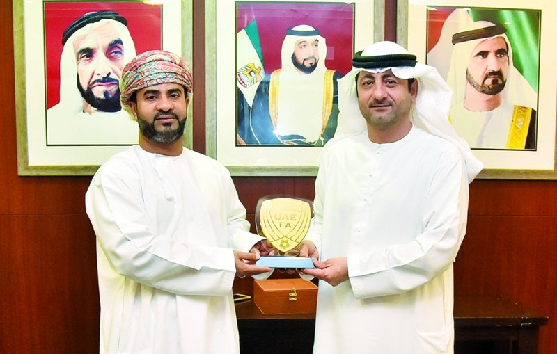 "■ إبراهيم النمر يتبادل الدروع التذكارية مع مبارك العلوي | البيان"