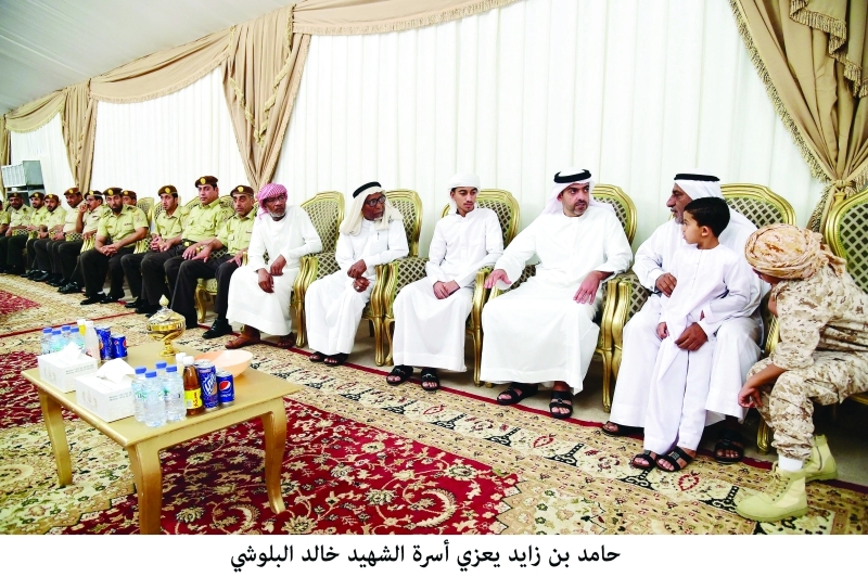 "■ حامد بن زايد يقدم واجب العزاء"