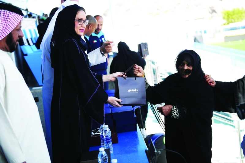 "■ حصة الكوس تكرم المشاركة الأكبر عمراً في المسيرة"