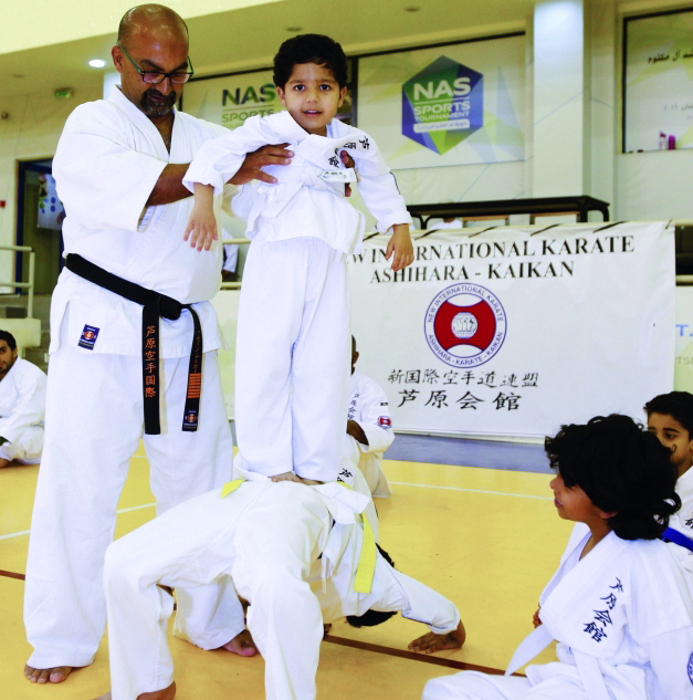 "■ ممثل الاتحاد الدولي يشارك في تدريبات لاعبينا الصغار  |  تصوير - اكزافير ويلسون"