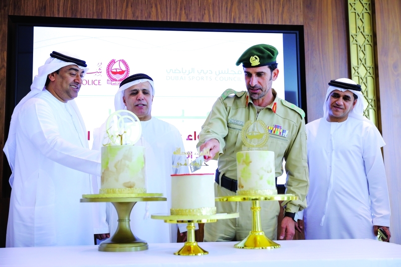 "■ عبد الله خليفة المري يقطع كعكة الاحتفالية | البيان"