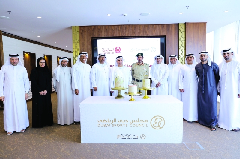 "■ الطاير والمري والقمزي يتوسطون أعضاء مجلس الإدارة أثناء الاحتفالية | البيان"