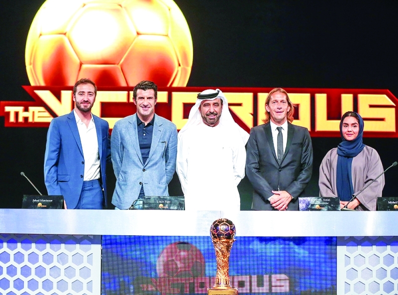 "■ راشد أميري يتوسط سلغادو ولويس فيغو | البيان"